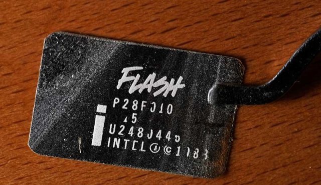 Intel P28F010 - oderwany napis pod nakleją (obraz jest odbiciem lustrzanym)