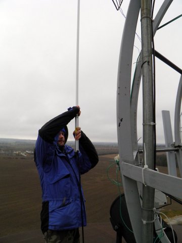 Daniel SQ4AFR trzyma antenę X-300N do pomiarów poziomu sygnału