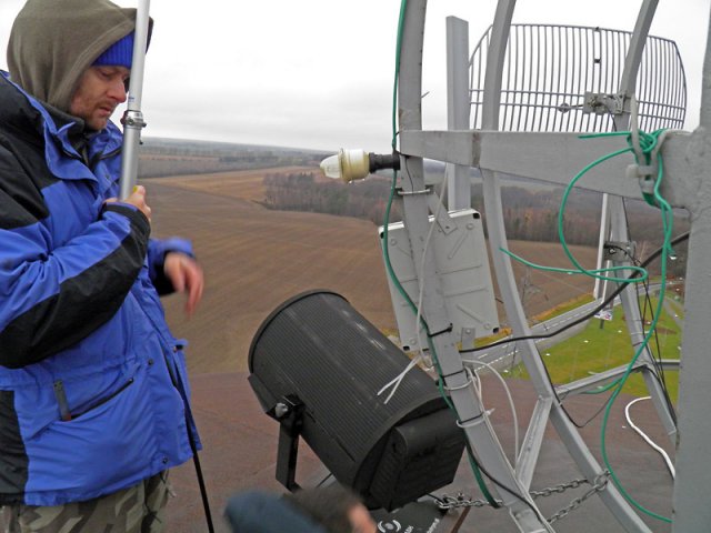 Daniel SQ4AFR trzyma antenę X-300N do pomiarów poziomu sygnału