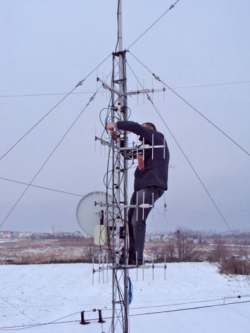 Montaż anten na tymczasowym maszcie (ok.11m n.p.m.)